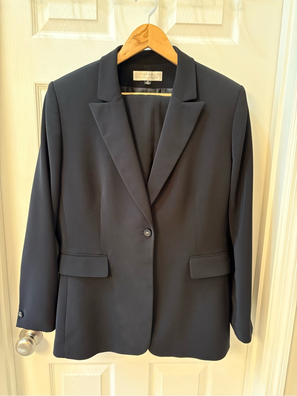 Tahari Arthur S. Levine Black Blazer & Pant Suit Size 14